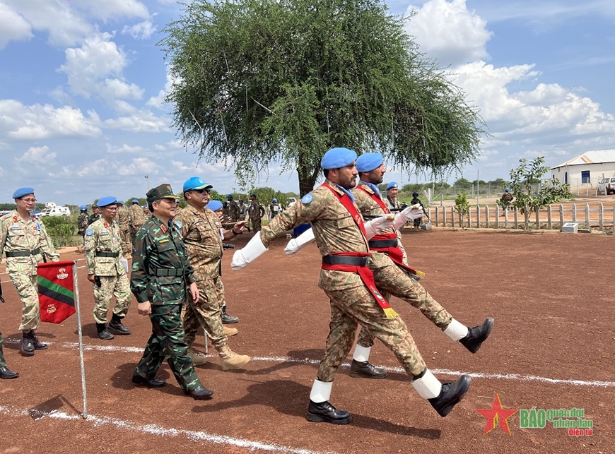 View - 	Trung tướng Phạm Trường Sơn thăm Tiểu đoàn Bộ binh Pakistan tại UNISFA